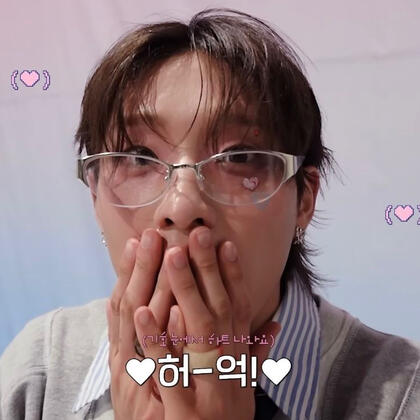 keeho of p1harmony wearing a black bandana on his head and doing the "DUH!" hand sign.